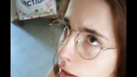 Petite blanche suce pour une faciale